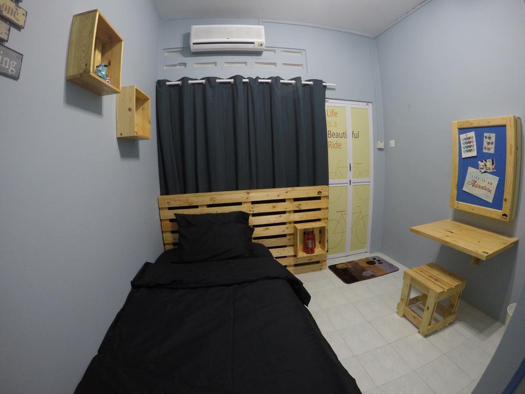 Little Blue House Kemaman Guesthouse Chukai Екстер'єр фото