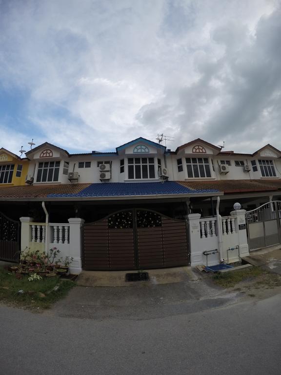 Little Blue House Kemaman Guesthouse Chukai Екстер'єр фото