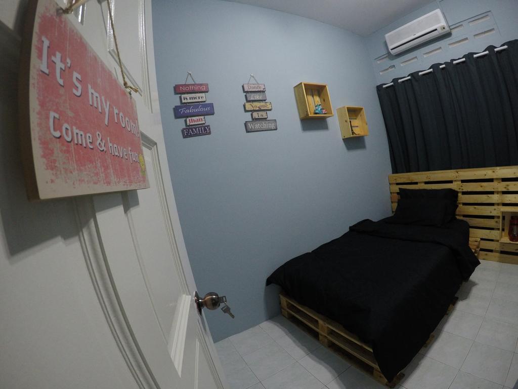 Little Blue House Kemaman Guesthouse Chukai Екстер'єр фото